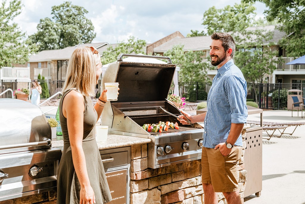 Louisville Plainview Apartments outdoor grill