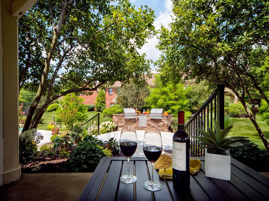 The Overlook at St. Thomas Apartments Louisville outdoor gazebo and dining area