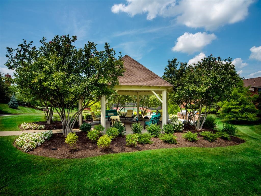 The Overlook at St. Thomas Apartments Louisville outdoor gazebo and dining area
