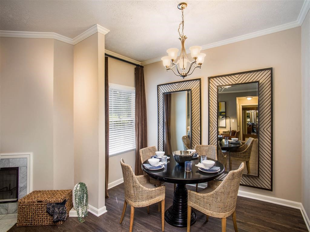 The Overlook at St. Thomas Apartments Louisville dining area