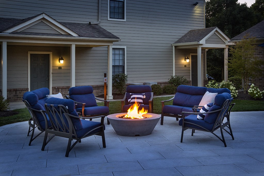Lexington Park Place Apartments outdoor fire pit and lounge seating