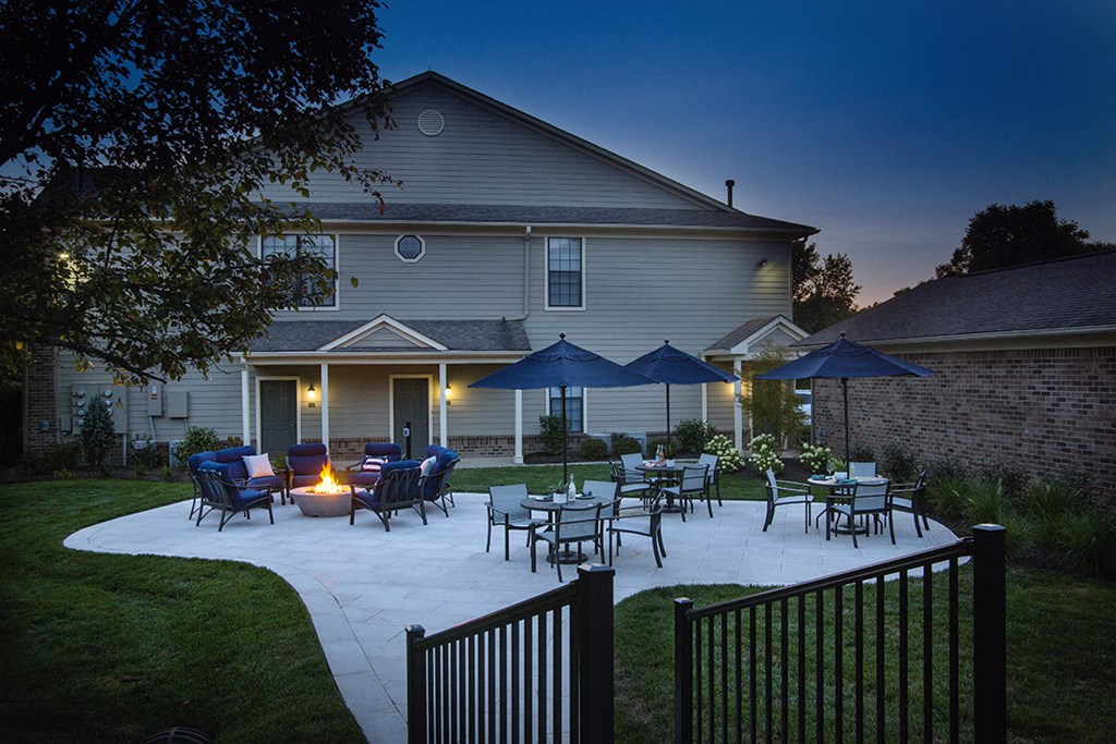 Lexington Park Place Apartments outdoor lounge patio