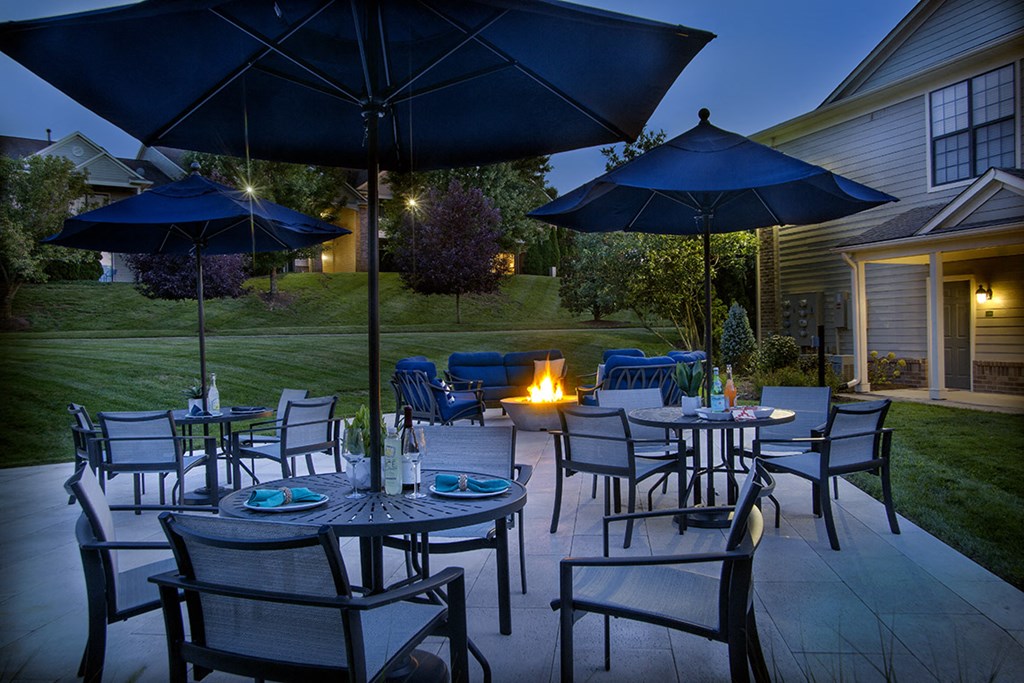 Lexington Park Place Apartments outdoor fire pit and dining patio