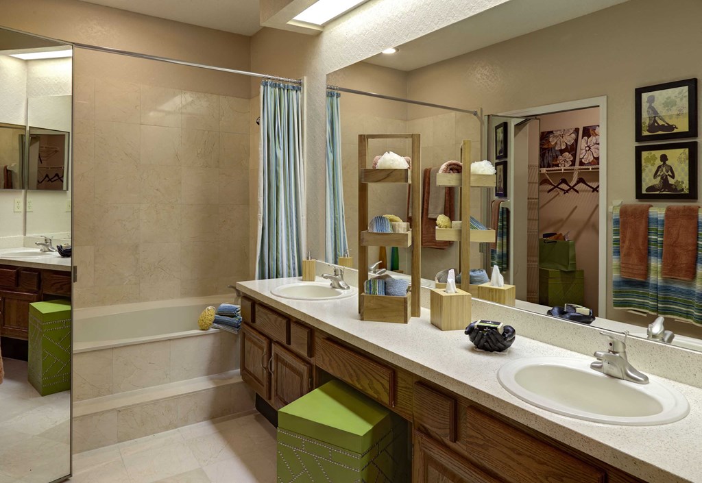 Longwood Sabal Park Apartments primary bathroom with double vanity and whirlpool tub