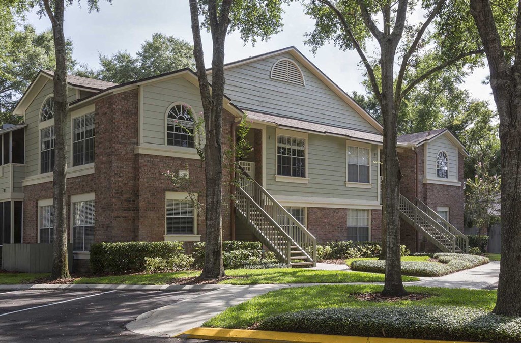 Longwood Sabal Park Apartments building exterior with convenient parking