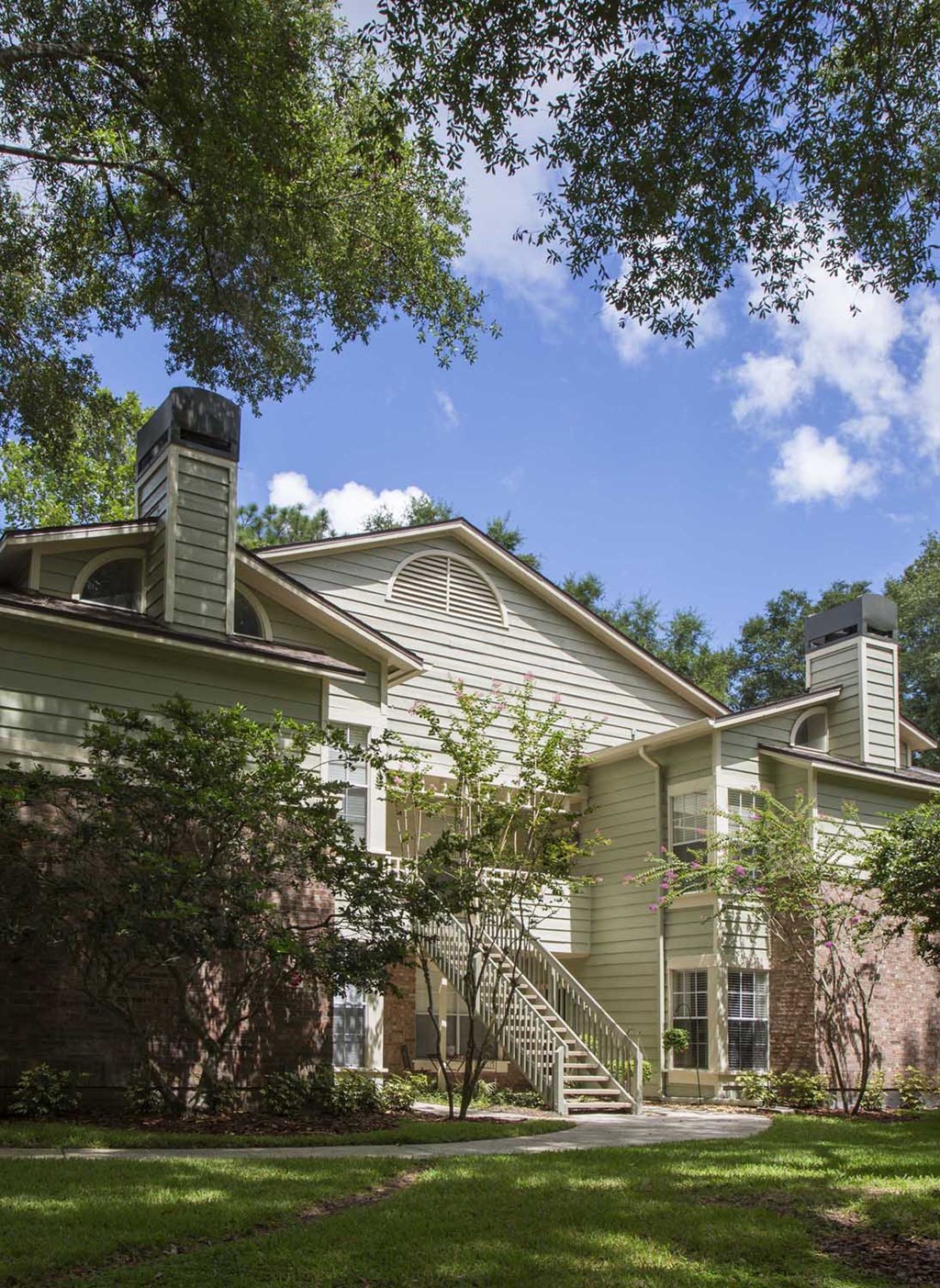 Longwood Sabal Park Apartments beautiful exteriors with lush landscaping
