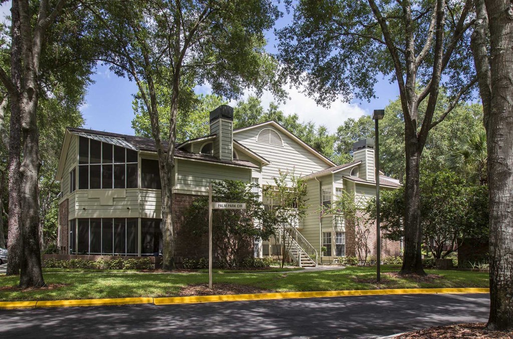 Longwood Sabal Park Apartments beautiful exteriors with lush landscaping