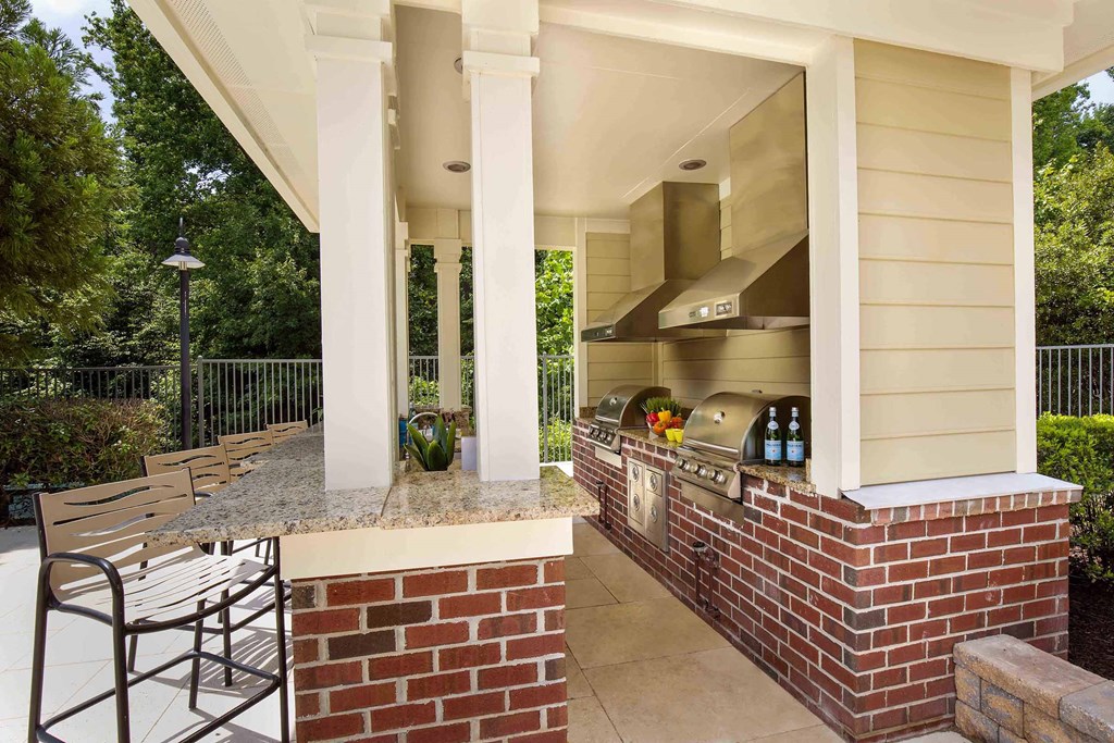 Creek's Edge Apartments Richmond Virginia outdoor grills and chef's kitchen