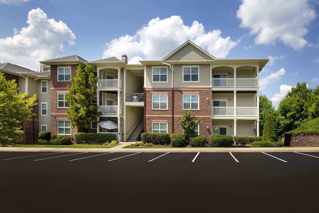 Creek's Edge Apartments Richmond Virginia building exterior with convenient parking