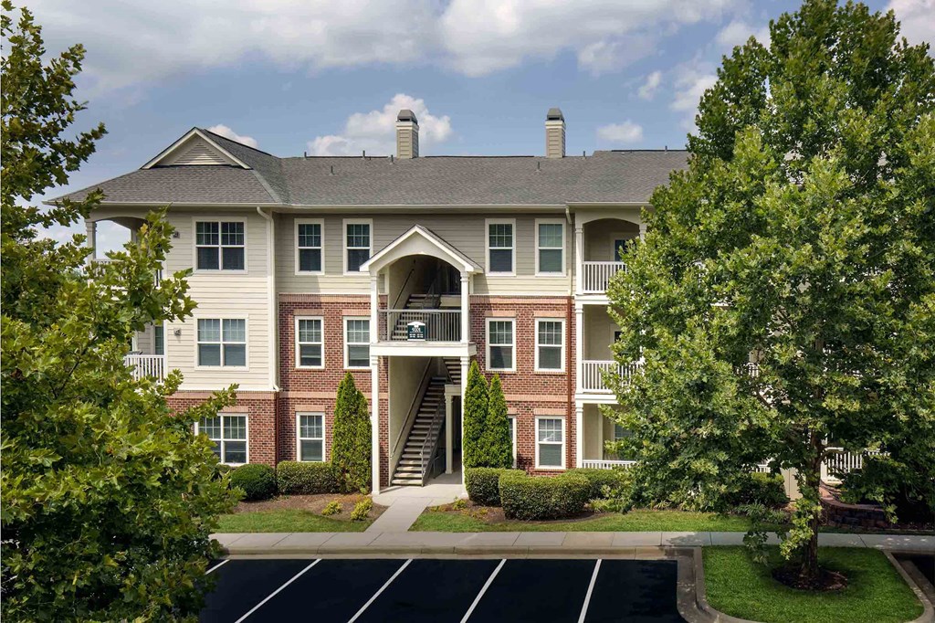 Creek's Edge Apartments Richmond Virginia building exterior with convenient parking