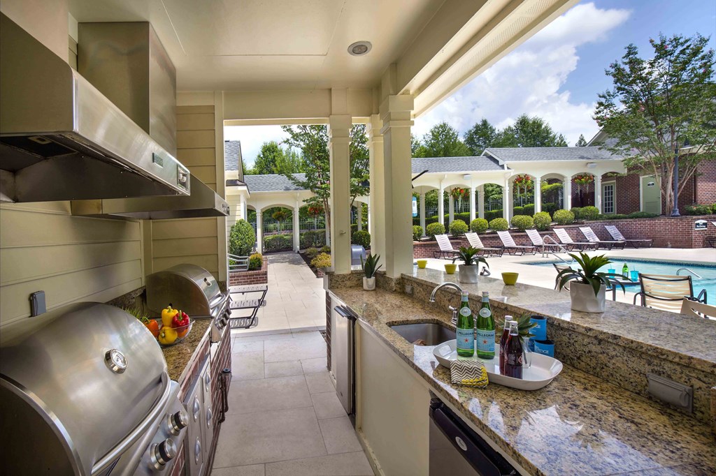 Creek's Edge Apartments Richmond Virginia outdoor grills and chef's kitchen