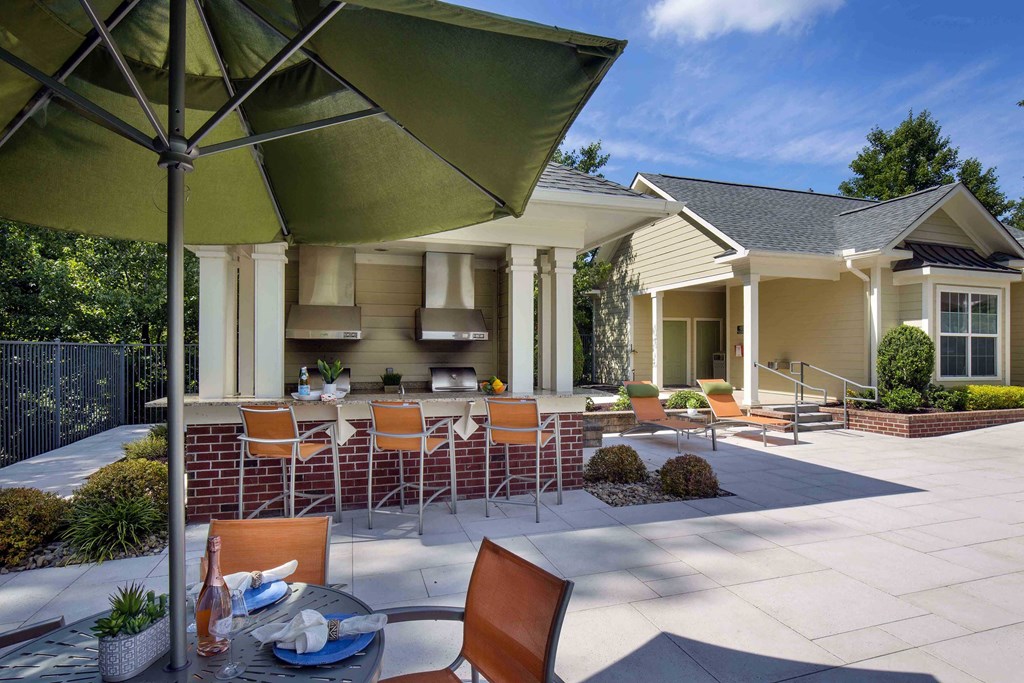 Creek's Edge Apartments Richmond Virginia poolside dining area