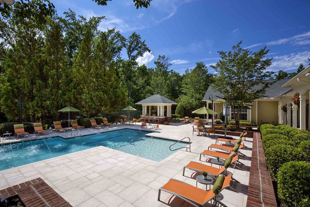 Creek's Edge Apartments Richmond Virginia resort-style pool and expansive sundeck with lounge seating