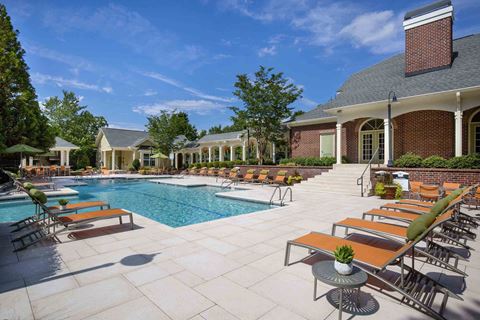 Creek's Edge Apartments Richmond Virginia resort-style pool and expansive sundeck with lounge seating