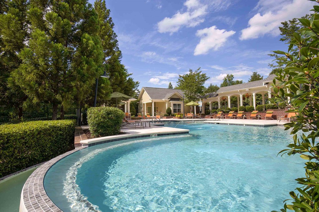 Creek's Edge Apartments Richmond Virginia resort-style pool with in-pool lounge area