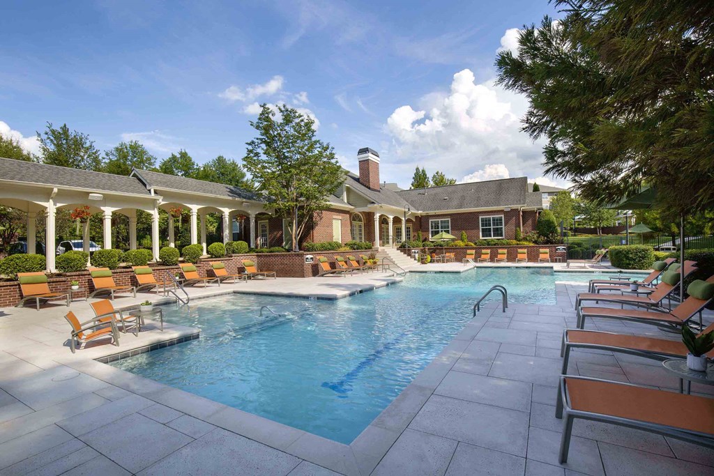 Creek's Edge Apartments Richmond Virginia resort-style pool and expansive sundeck with lounge seating
