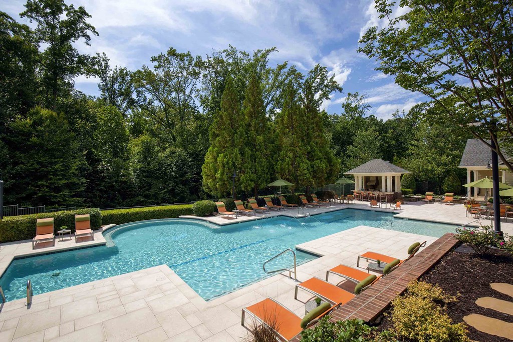 Creek's Edge Apartments Richmond Virginia resort-style pool and expansive sundeck with lounge seating