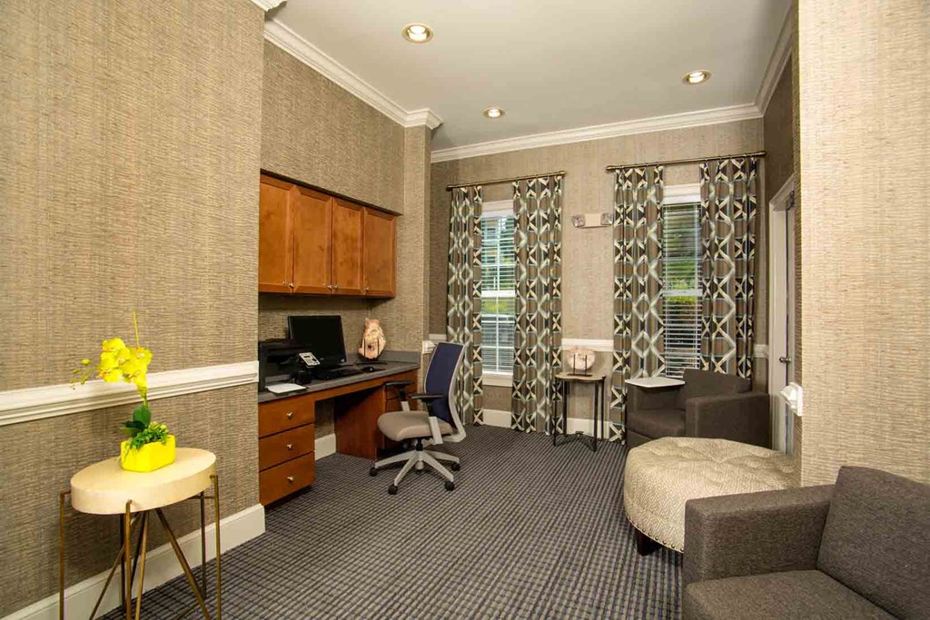 Creek's Edge Apartments Richmond Virginia resident lounge with business center