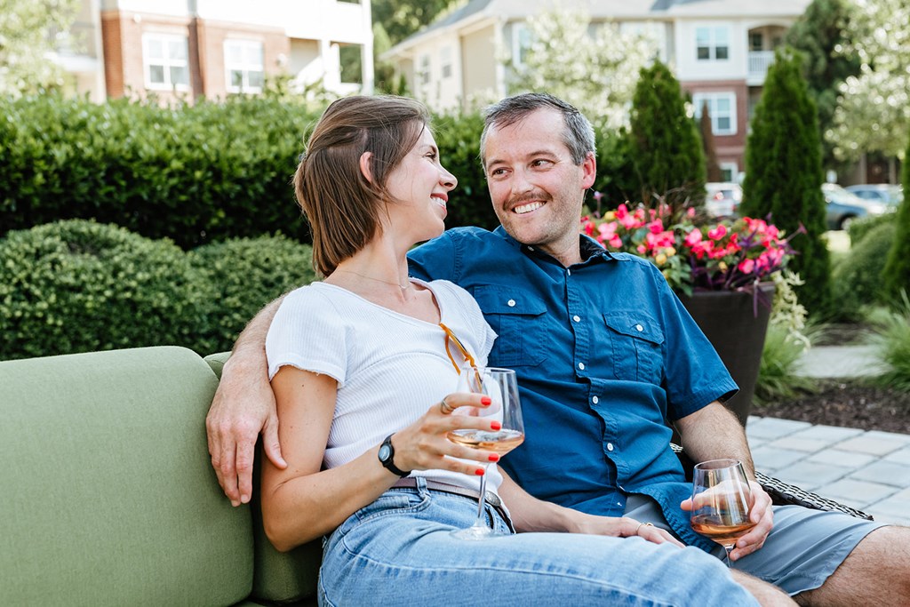 Creek's Edge Apartments Richmond Virginia residents enjoying outdoor amenities