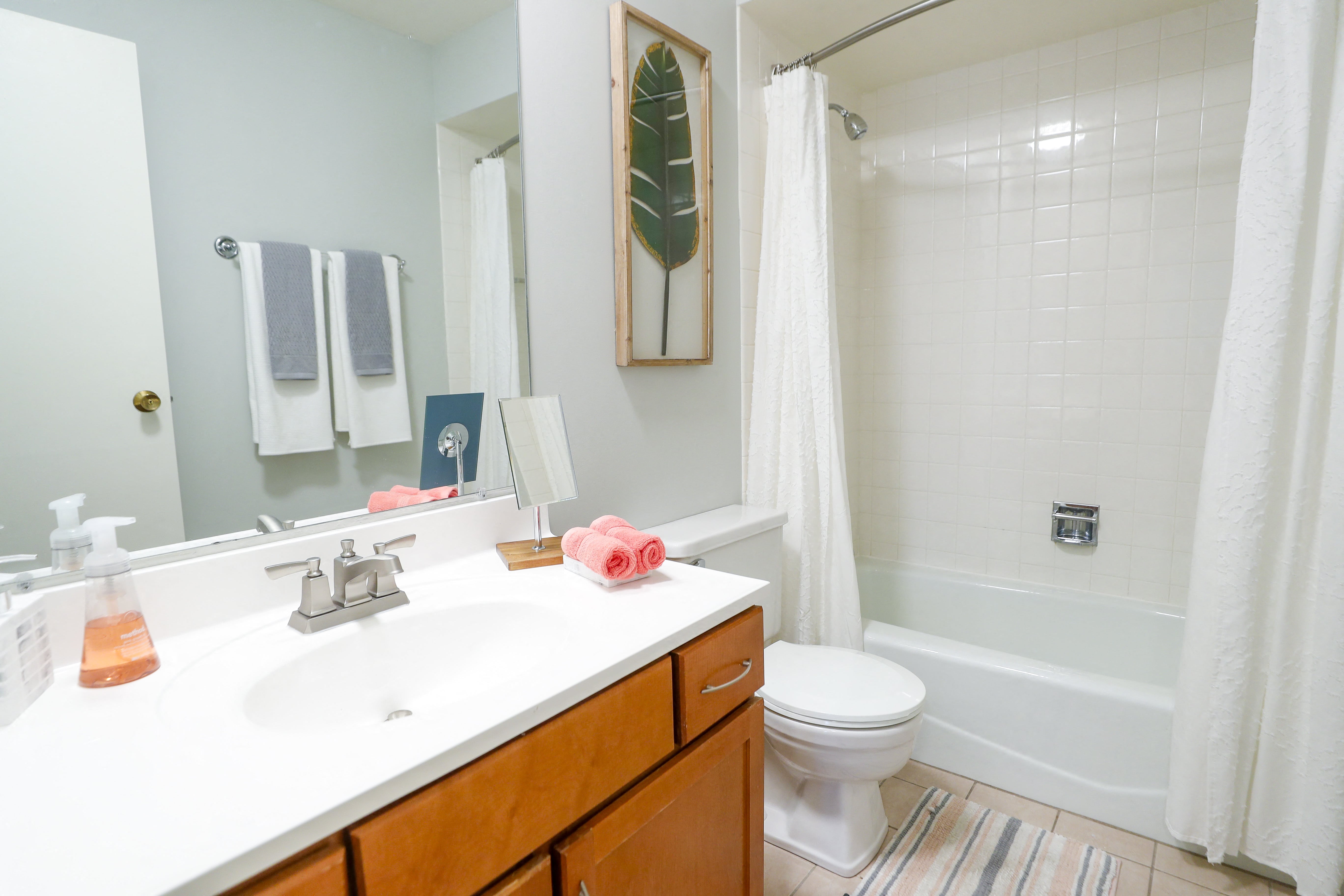 Hallway bathroom with tub/ shower