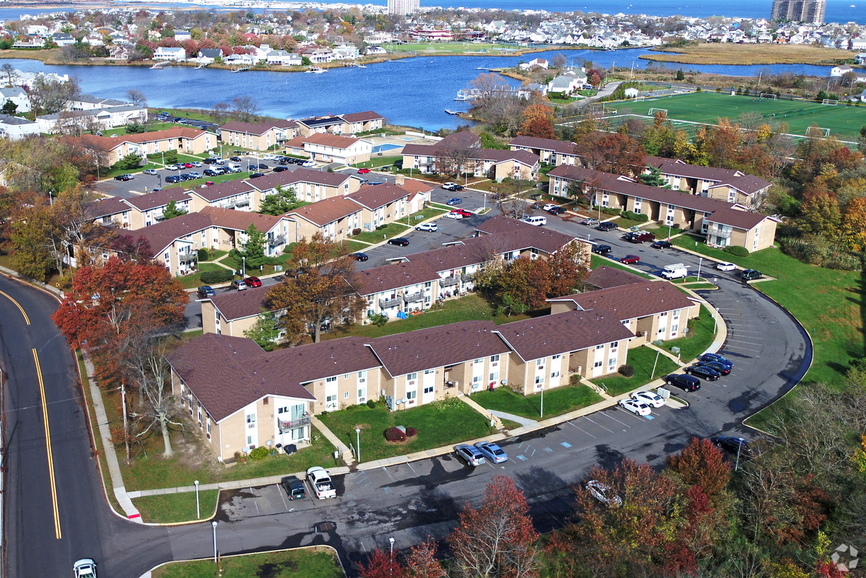 best garden style one bedroom and two bedroom rental apartments for rent at edgewater east/west apartments in long branch, nj near the jersey shore beach on the water