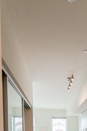 Seattle Apartments - Icon Apartments - Entryway, Kitchen, and Dining Room Seattle Apartments - Icon Apartments - Entryway, Kitchen, and Dining Room - Photo Gallery