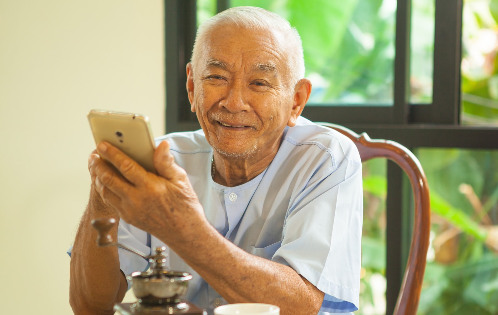 Technology and Seniors: Embracing the Digital Age - Symphony Senior ...